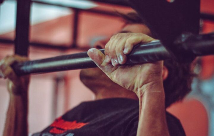 Die perfekte Klimmzugstange für Zuhause: So baust du Kraft und Muskeln ohne Fitnessstudio auf!